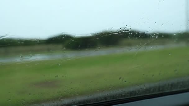 Αυτοκίνητο Στο Δρόμο Κατά Διάρκεια Βροχερή Ημέρα Σταγόνες Βροχής Παράθυρο — Αρχείο Βίντεο