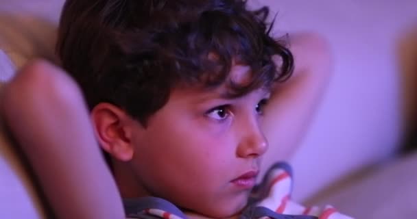 Відвертий Молодий Хлопчик Дивиться Телеекран — стокове відео