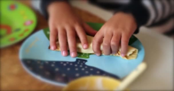 Παιδί Στο Πρωινό Τραπέζι Αρπάζοντας Τηγανίτα — Αρχείο Βίντεο