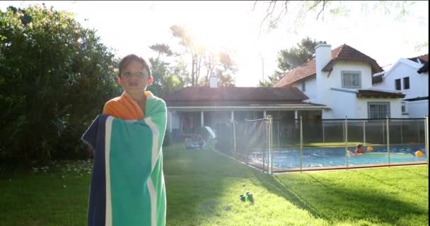 Jeune Garçon Recouvert Une Serviette Piscine Posant Devant Maison Avec — Video