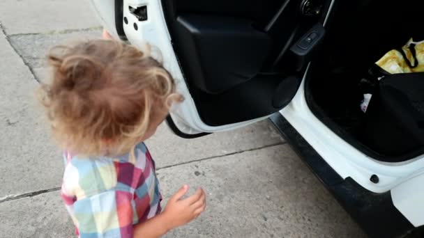 Child Closing Car Door Kid Closes Vehicle — Stockvideo