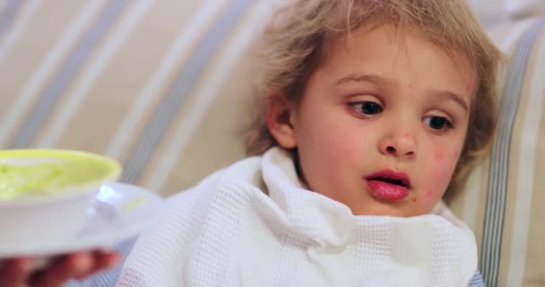 Ταΐζοντας Baby Baby Baby Boy Σούπα Κουτάλι — Αρχείο Βίντεο