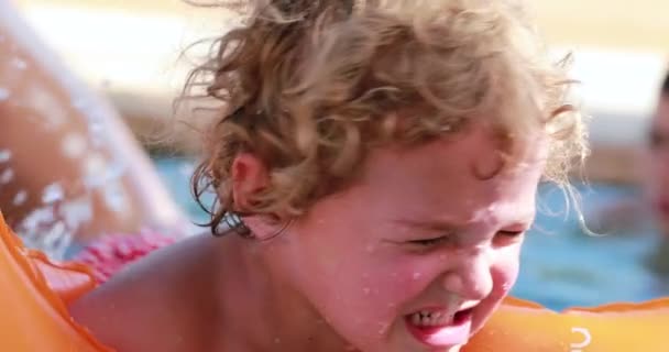 Θυμωμένο Βρέφος Μικρό Αγόρι Στην Πισίνα Αισθάνεται Απογοήτευση Φορώντας Φουσκωτά — Αρχείο Βίντεο