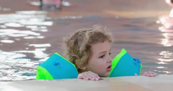Child Wearing Inflatable Armbands Swimming Pool — 图库视频影像