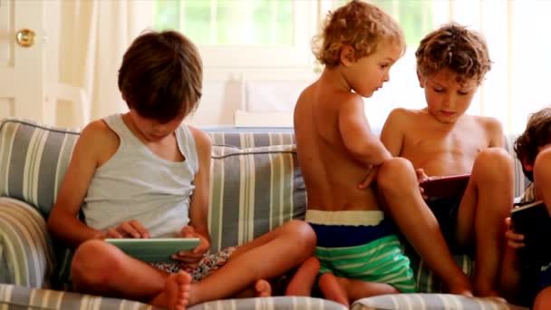 Çocuklar Evdeki Tabletlerin Önünde Çocuklar Içeride Teknoloji Aletleri Tutuyorlar — Stok video