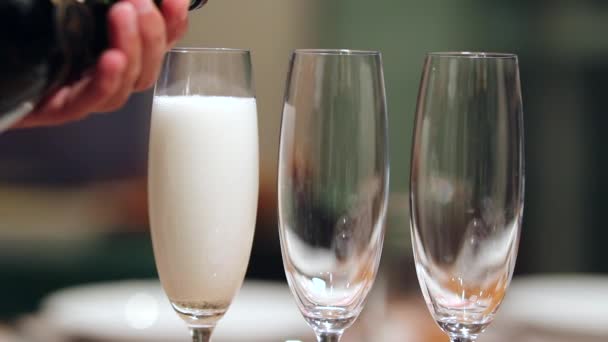 Closeup Serving Champagne 120Fps Slow Motion — Video Stock