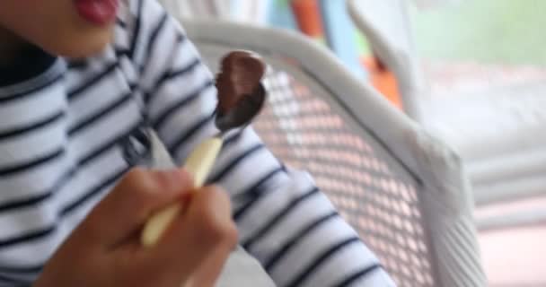 Ung Pojke Äter Glass Med Sked Läcker Känsla Nöjd — Stockvideo