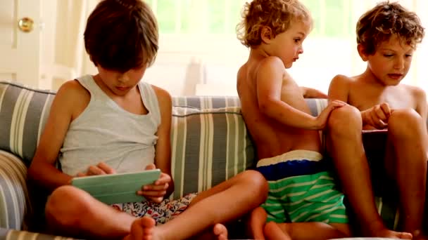 Tablettaeszközöket Használó Gyermekek Otthon Nappali Kanapéján Alkalmi Őszinte — Stock videók