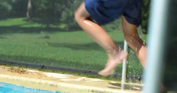 Kind Jongen Loopt Bij Het Zwembad Bij Het Zwembad Buiten — Stockvideo