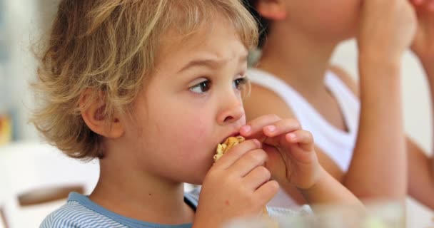 Candid Baby Kind Eet Koolhydraten Pannenkoek Ochtend Als Ontbijt — Stockvideo