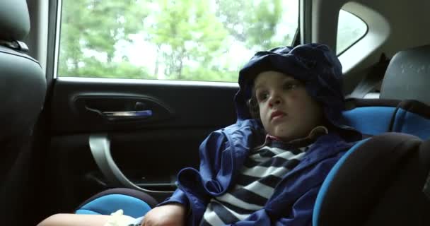 Passenger Child Backseat Car Wearing Raincoat Rainy Day — Vídeo de stock