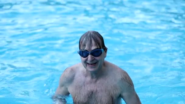Older Senior Man Going Underwater Home Swimming Pool Enjoying Retirement — Stockvideo