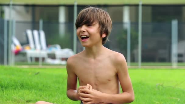 Jovem Rapaz Sorrindo Livre — Vídeo de Stock