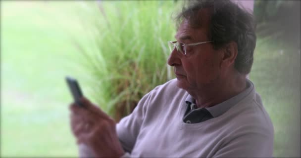 Older Man Typing Cellphone Senior Man Looking Smartphone Device — Video Stock