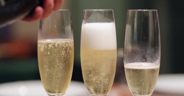 Ober Giet Champagne Glas — Stockvideo