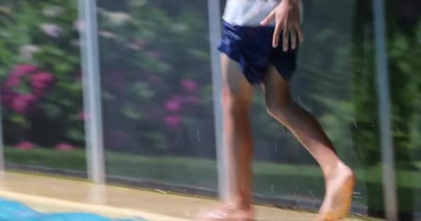 Kind Jongen Springen Het Zwembad Water Hardlopen Bij Het Zwembad — Stockvideo