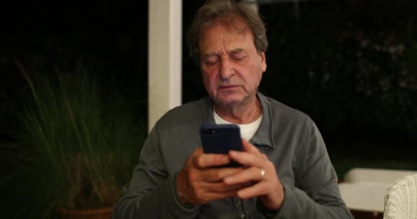 Older Man Using Cellphone Casual Real Life Senior Man Holding — Stockvideo