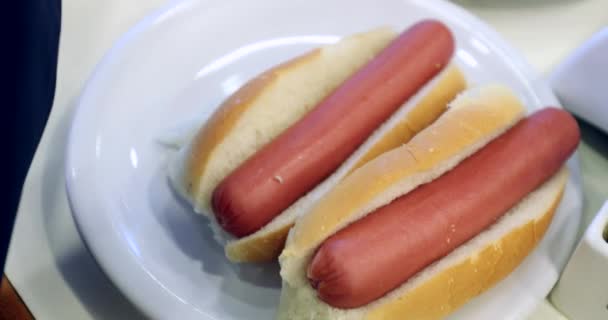 Hotdogs Auf Dem Teller — Stockvideo