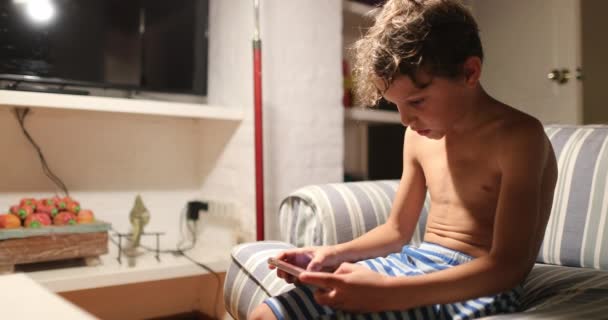 Παιδί Μπροστά Από Συσκευή Κινητής Τηλεφωνίας Εσωτερικούς Χώρους Στο Σπίτι — Αρχείο Βίντεο
