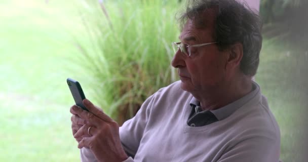 Candid Senior Man Using Cellphone Typing — Stockvideo