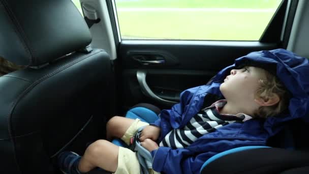 Little Boy Backseat Car Looking Out Window Daydreaming — Stockvideo