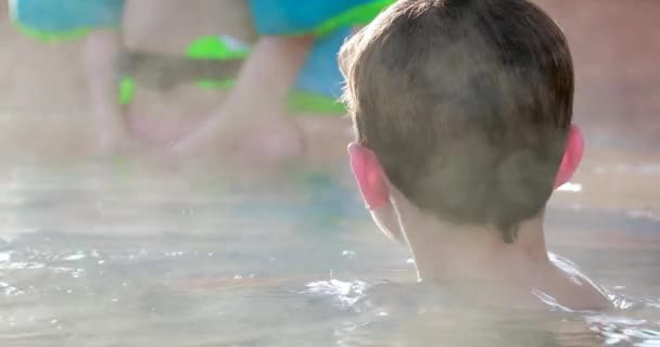 Kind Warm Zwembadwater Verwarmd Water Verdampt — Stockvideo