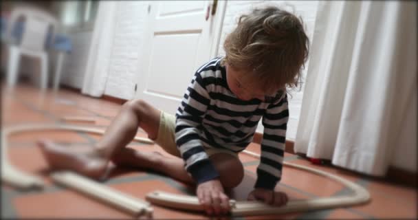 Дитячий Хлопчик Грає Іграшкою Вдома Маленький Хлопчик Будує Дерев Яні — стокове відео