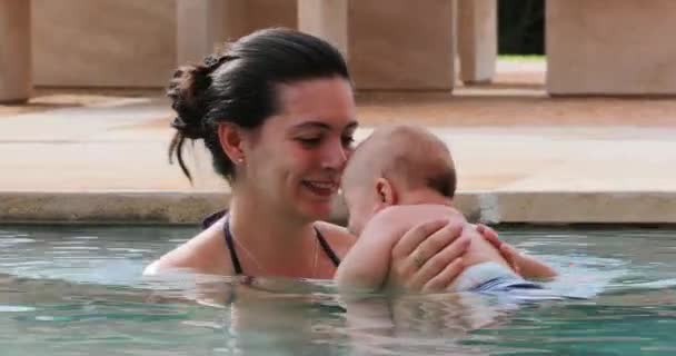 Baby Newborn Mother Swimming Pool Water — Stok video
