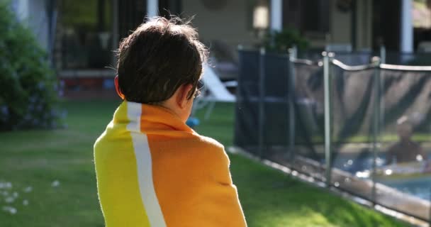 Kid Looking Pool Covered Towel Looking Swimming Pool — Stock Video