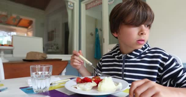 子供はランチ カジュアルのための健康的な食事を食べる — ストック動画