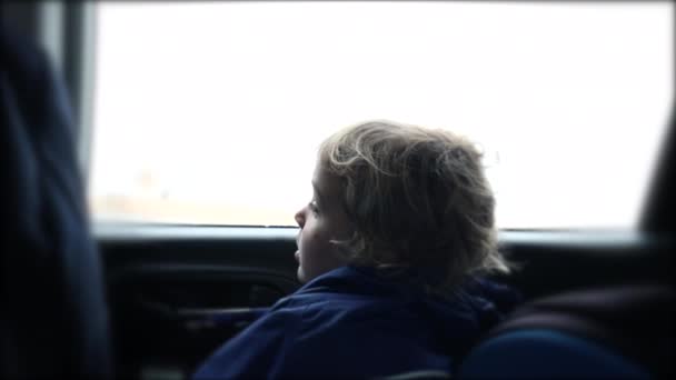 Παιδί Κοιτάζει Έξω Από Παράθυρο Του Αυτοκινήτου Ενώ Στο Δρόμο — Αρχείο Βίντεο