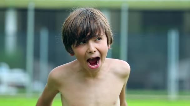 Rapaz Adorável Gritar Rir Criança Gira Gritando Topo Seus Pulmões — Vídeo de Stock