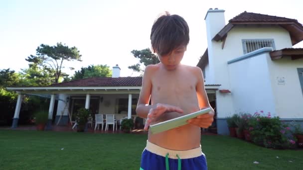 Menino Segurando Usando Tablet Dispositivo Técnico Livre Casa Jardim — Vídeo de Stock