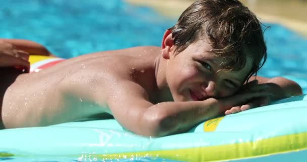Child Swimming Pool Relaxing Top Inflatable Mattress — Αρχείο Βίντεο