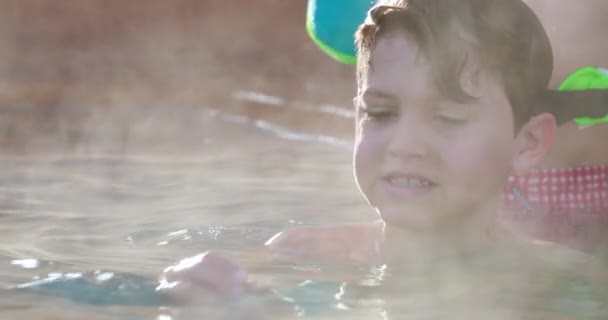 Niño Dentro Agua Caliente Piscina Agua Caliente Evaporándose — Vídeos de Stock