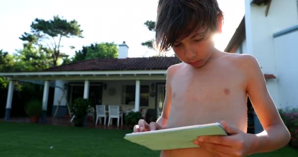 Jeune Garçon Utilisant Appareil Tablette Extérieur Avec Une Fusée Éclairante — Video