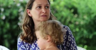 Çocuk küçük çocuk ve anne samimi bir anda