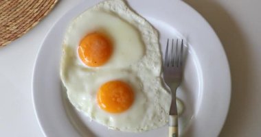 plaka üzerinde sahanda yumurta