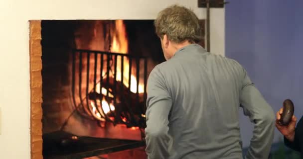 Famiglia Che Fuoco Barbecue — Video Stock