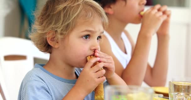 Szczery Chłopiec Jedzący Rano Naleśniki — Wideo stockowe
