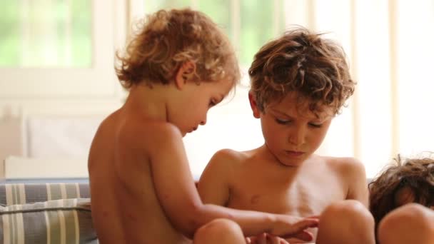 Děti Doma Interiéru Hrají Videohry Tabletech Mobilních Zařízení Děti Absorbované — Stock video