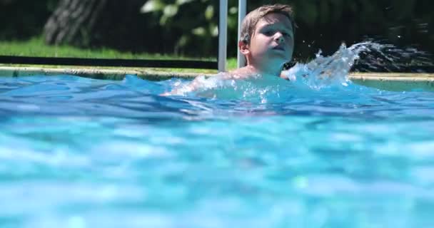 Дитина Плаває Басейні Молодий Хлопчик Плаває — стокове відео