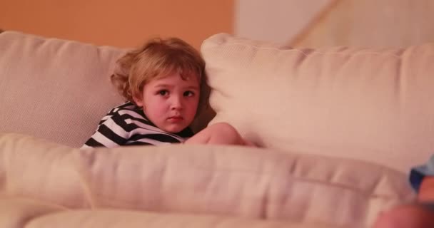 Ребенок Смотрит Телевизор Портрет Крупным Планом Мальчика Смотрящего Экран Ночью — стоковое видео