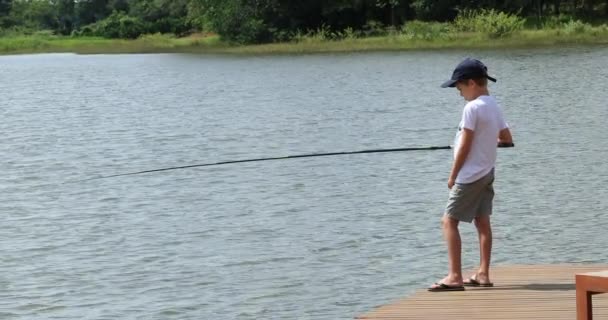 Дети Свежем Воздухе Рыбалка Озере — стоковое видео