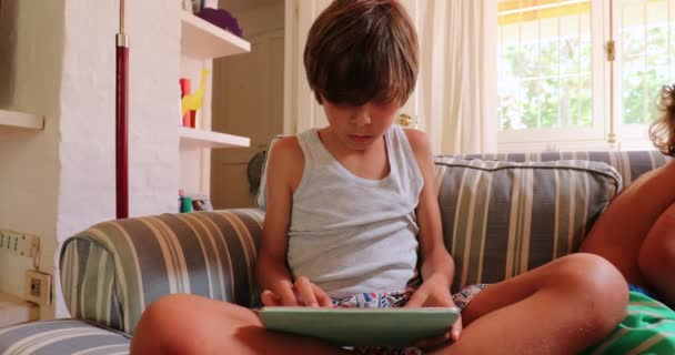 Kind Vor Tablet Gerät Hause Auf Wohnzimmersofa — Stockvideo