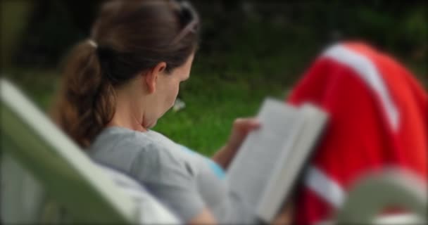 Mujer Leyendo Libro Aire Libre — Vídeos de Stock