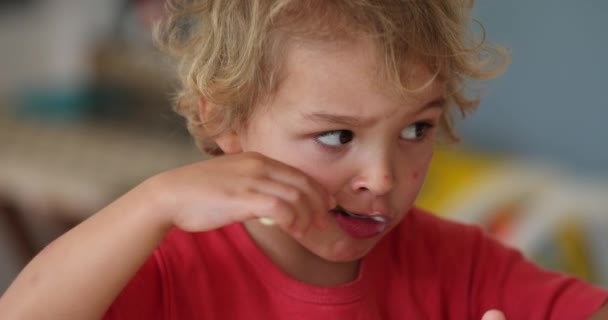 Παιδί Αγοράκι Που Τρώει Γιαούρτι Κουτάλι Candid — Αρχείο Βίντεο