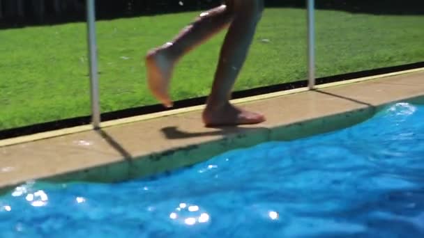 Barn Som Springer Vid Poolen — Stockvideo