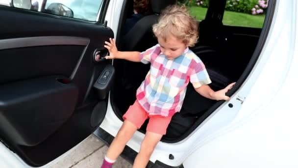 Child Getting Out Car Kid Stepping Out Vehicle — Vídeo de stock