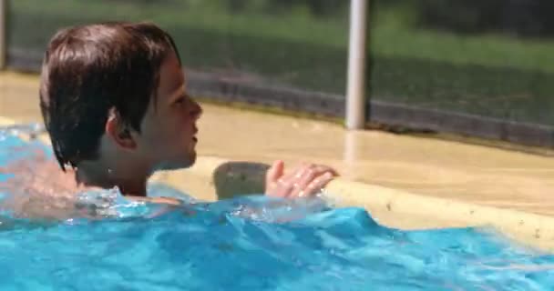 Niño Sosteniéndose Piscina — Vídeos de Stock